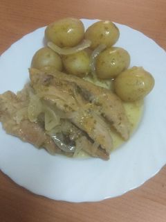 Una foto de Estofado de atún con papas cocidas con piel