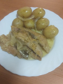Una foto de Estofado de atún con papas cocidas con piel