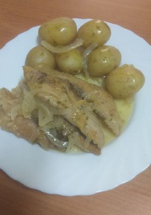 Una foto de Estofado de atún con papas cocidas con piel