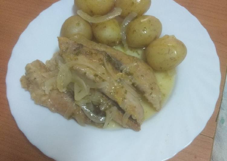 Estofado de atún con papas cocidas con piel