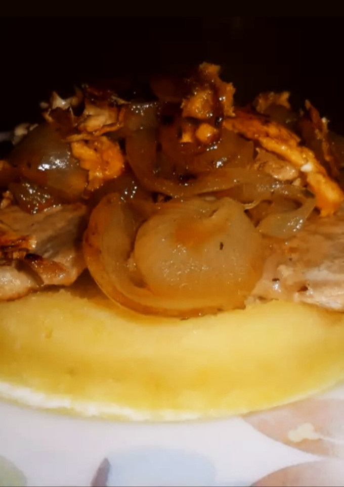 Una foto de Lomo de cerdo con puré seco de patatas
