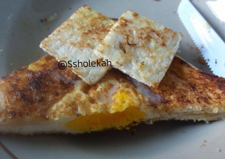 Roti bakar telur ceplok teflon