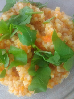 Una foto de Bulgur con salsa de zanahoria enriquecido con Agua de mar