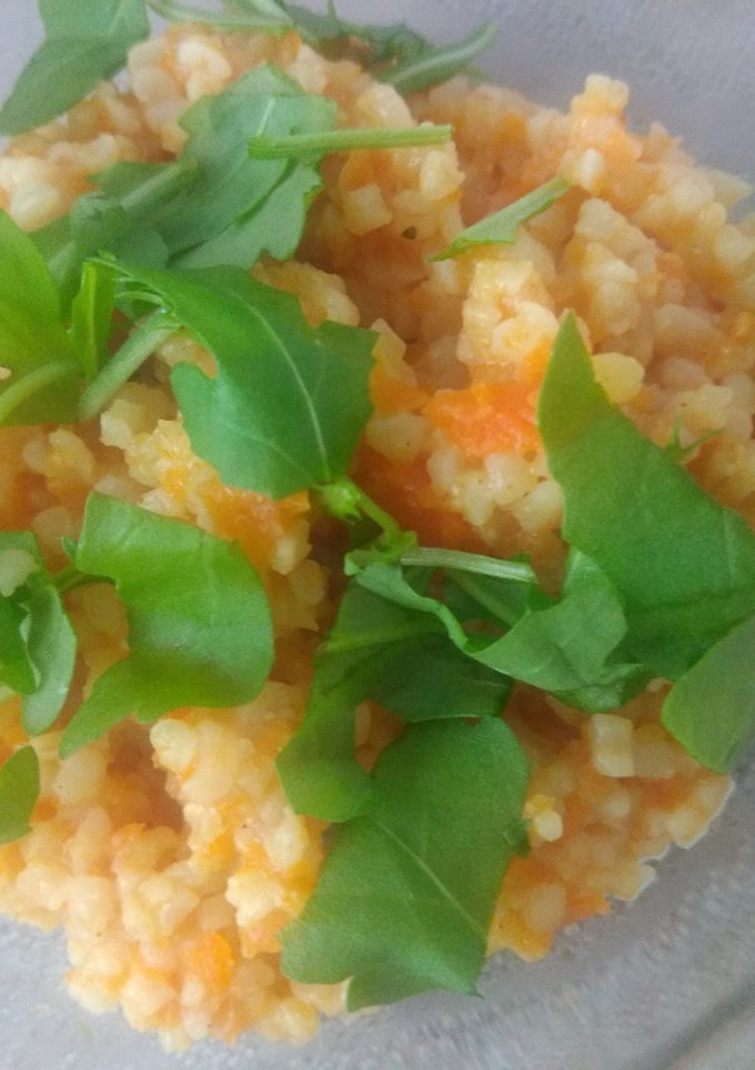 Una foto de Bulgur con salsa de zanahoria enriquecido con Agua de mar