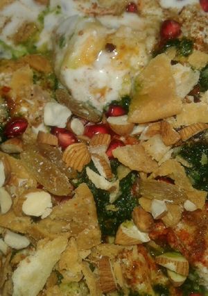 A picture of Dahi bhalle papdi chaat.