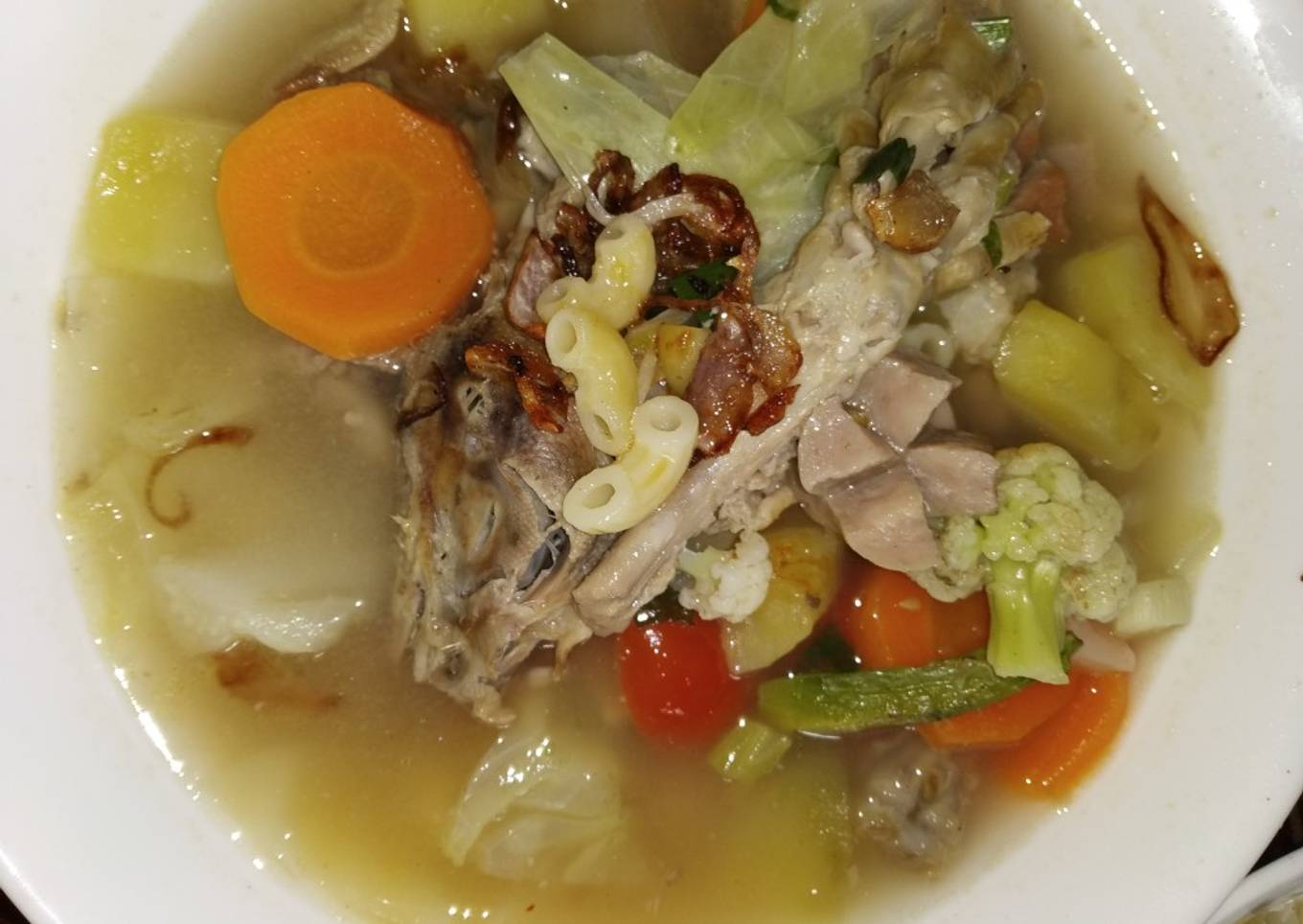Sop ceker kepala ayam dengan taburan makaroni & sosis sapi