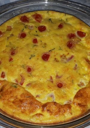 O poză a rețetei Omletă la cuptor cu brânză de vaci și roșii cherry.