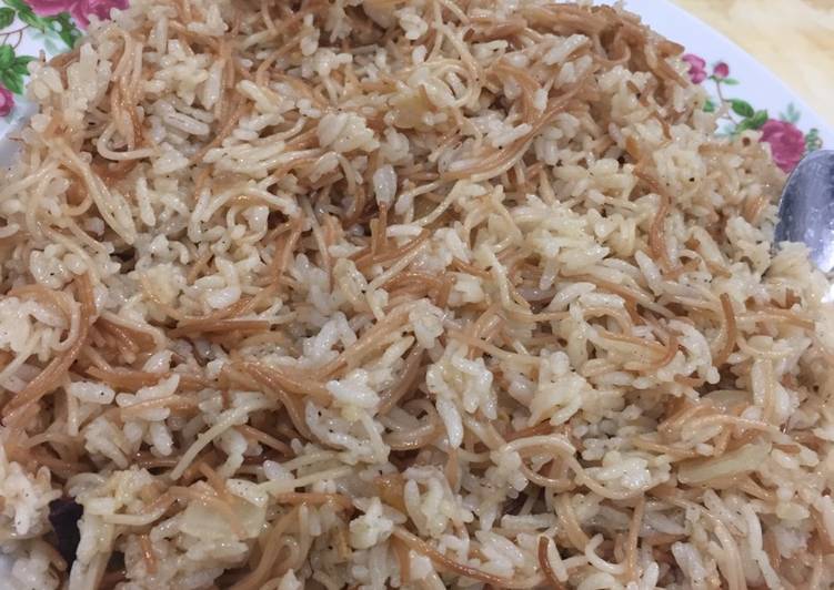 رز ابيض بالشعرية