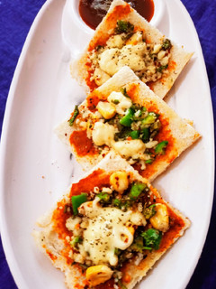 चिली चीजी गार्लिक टोस्ट (chilli cheese garlic toast recipe in Hindi) रेसिपी मुख्य फोटो