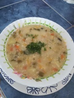 Una foto de Sopa de avena con pollo y verduras