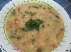 Una foto de Sopa de avena con pollo y verduras
