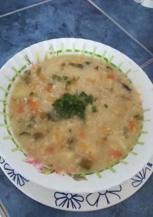 Una foto de Sopa de avena con pollo y verduras