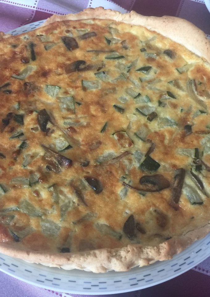 Una foto de Quiche de calabacín y champiñones
