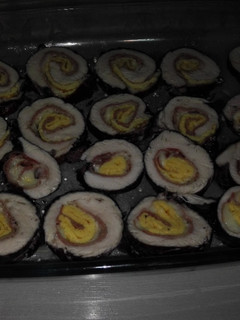 Una foto de Pechugas rellenas de jamón serrano, queso curado y tortilla fran