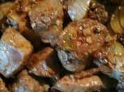 Una foto de hígado de pollo encebollado
