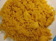Una foto de arroz amarillo con pollo