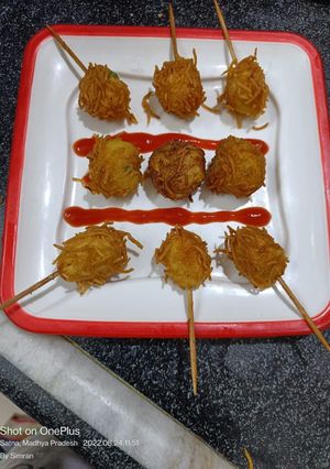 A picture of Cheesy potatoes rools.