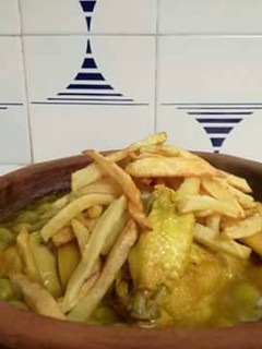 Una foto de Tajín de pollo con aceitunas