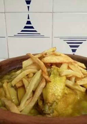 Una foto de Tajín de pollo con aceitunas