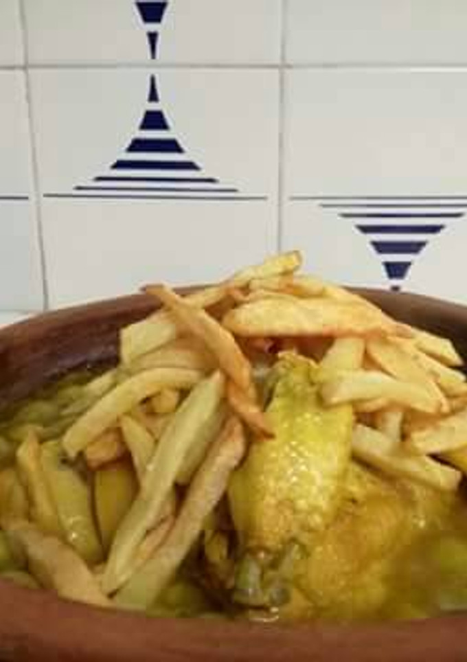 Una foto de Tajín de pollo con aceitunas