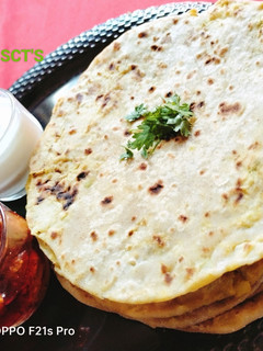 मटर आलू पराठा (Matar Aloo Paratha Recipe In Marathi) रेसिपी चे मुख्य फोटो
