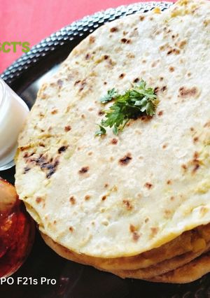 मटर आलू पराठा (Matar Aloo Paratha Recipe In Marathi) रेसिपी चे मुख्य फोटो 