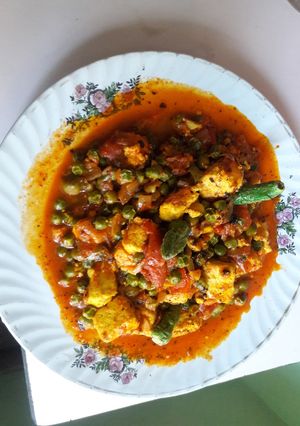 A picture of Matar Paneer.