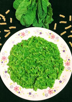 A picture of Pasta in green sauce.