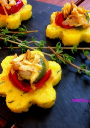 Une photo de Toasts polenta, poivrons, poulet carry