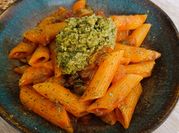 Una foto de pasta pluma