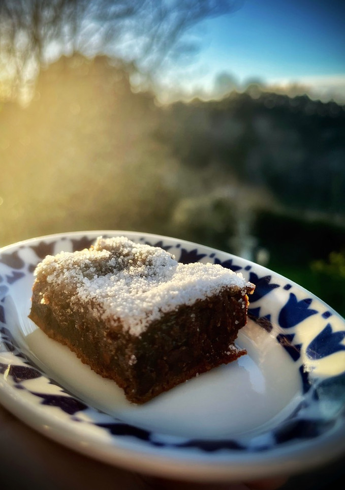 Una foto de Brownie saludable de almendras con pasas (en airfryer)