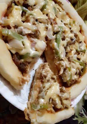 A picture of Chicken pizza without oven.
