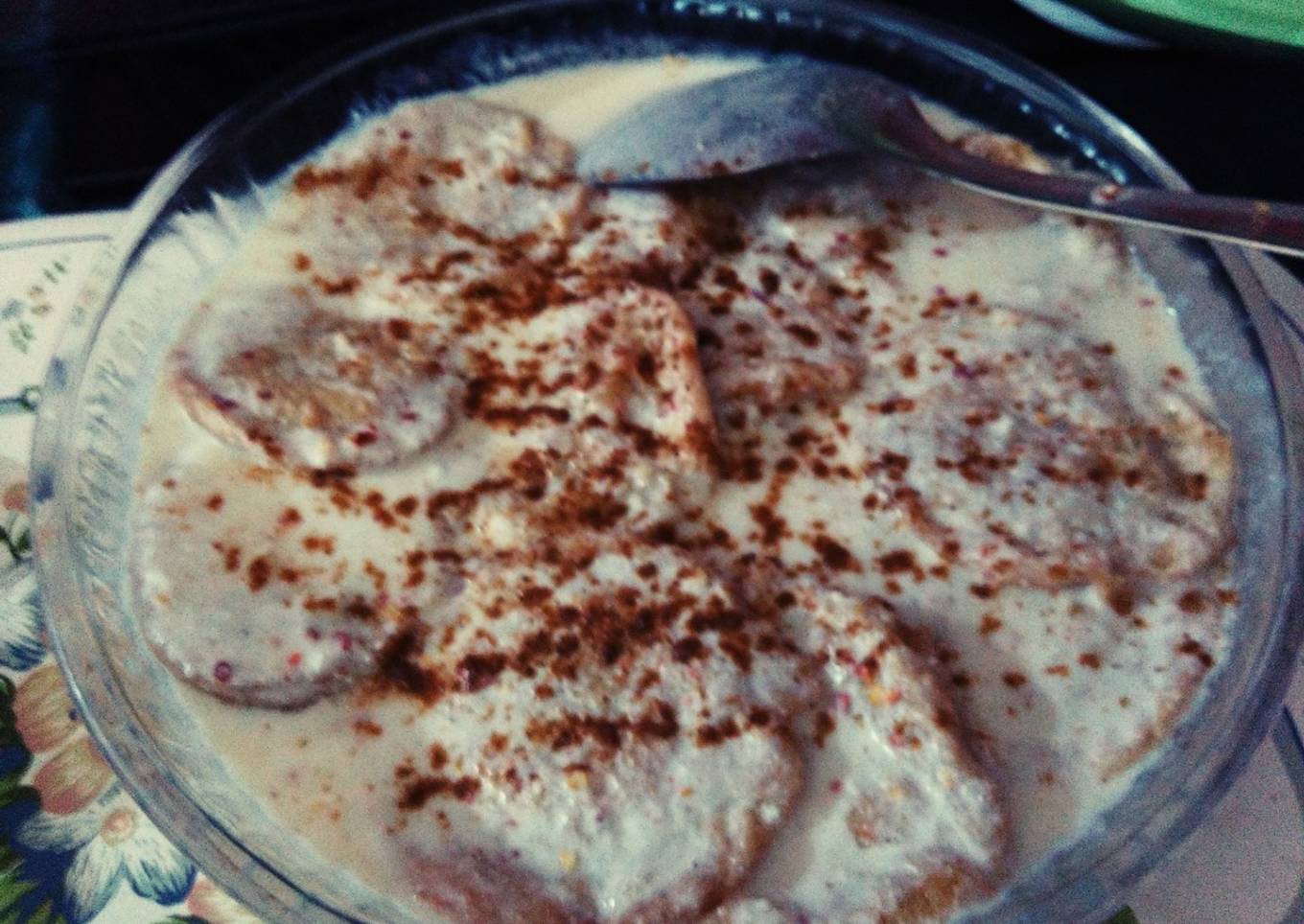 Lentil fritters in yoghurt