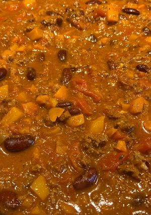 Une photo de Chili servi sur nid de courge spaghetti fumée