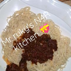 Spaghetti pasta and stew A picture of Spaghetti pasta and stew.