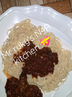A picture of Spaghetti pasta and stew.