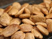 Una foto de almendras fritas
