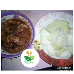 A picture of Boiled Yam and pepper soup.