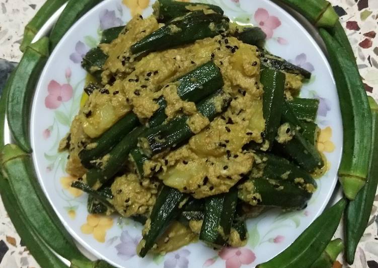 Steps to Prepare Favorite ভেন্ডি আলু পোস্ত(Vendi Alu posto recipe in Bengali)