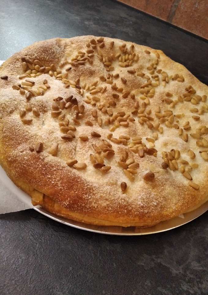 Una foto de Coca de chicharrones