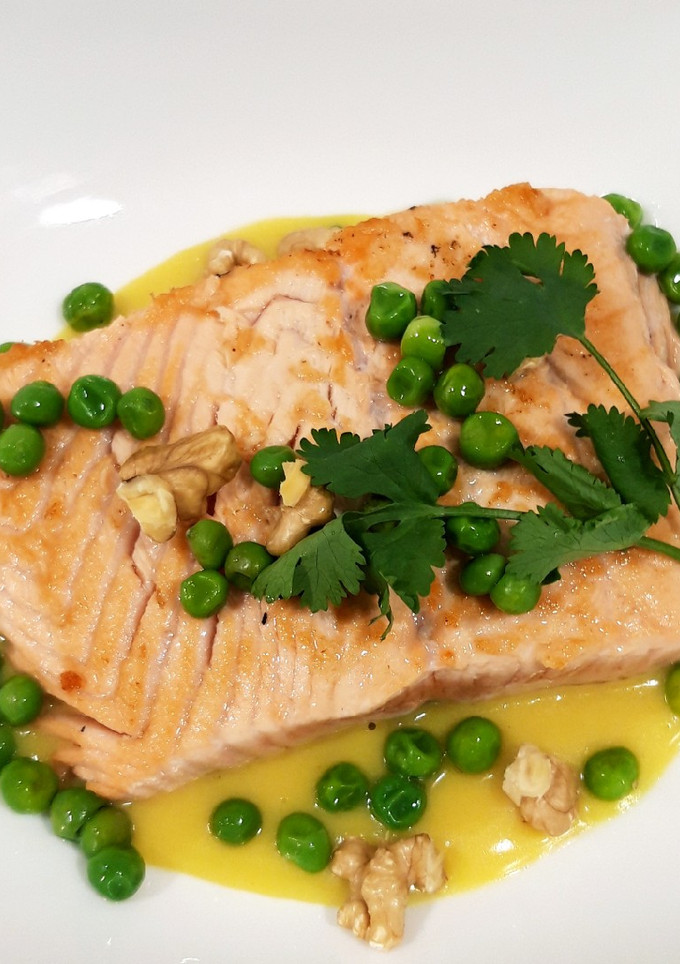 Una foto de Salmón con velouté de jengibre