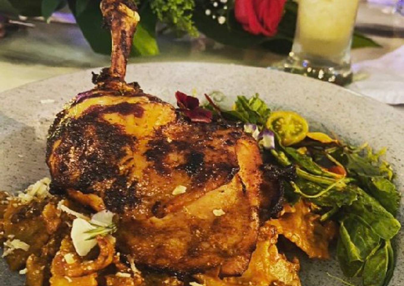 Pollo rostizado con farfaille en salsa ragu