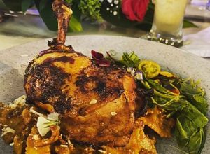 Una foto de Pollo rostizado con farfaille en salsa ragú
