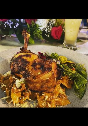 Una foto de Pollo rostizado con farfaille en salsa ragú