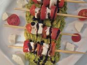 Una foto de brochetas frías