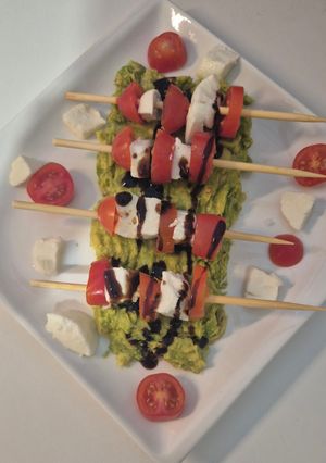 Una foto de Brochetas de Tomate cherry y Mozzarella
