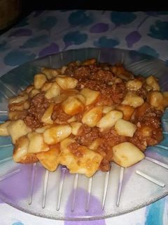 Una foto de Ñoquis especiados con salsa tipo boloñesa