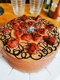 Una foto de Torta de chocolate con fresas ! estilo repostería coreana 💞✨