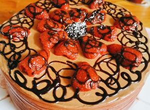 Una foto de Torta de chocolate con fresas ! estilo repostería coreana 💞✨