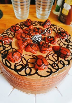 Una foto de Torta de chocolate con fresas ! estilo repostería coreana 💞✨